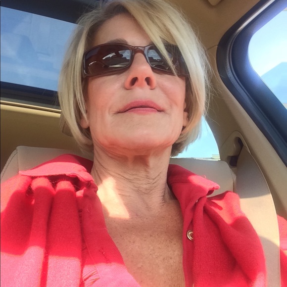 Meet your Posher, Julie - Picture 1 of 3